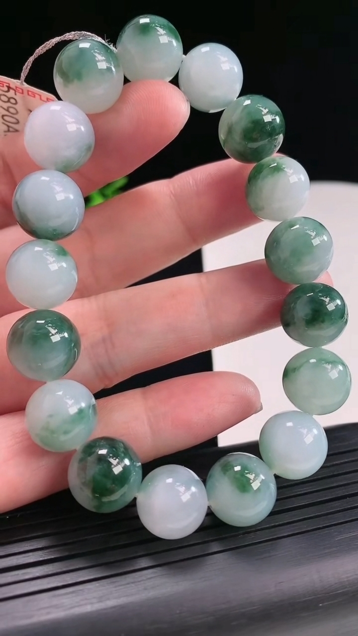 天然A货翡翠飘花圆珠手串，尺寸12.2-16颗重量:58.82g4月26日
工厂直销收藏佳品,种好水足，色泽均匀，有种有色，上手高大气！
