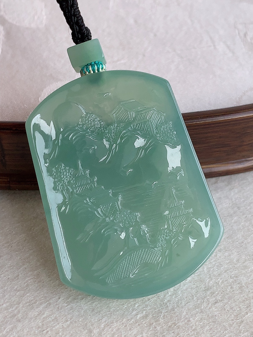 天然A货翡翠晴水意境山水牌吊坠 
尺寸50.8-37.8-5.5mm 重量31.63g 0425