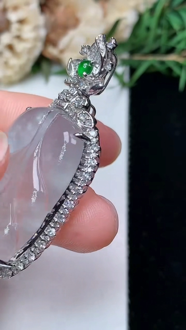 天然A货翡翠白冰金枝玉叶 叶子吊坠，尺寸46.6-22.7-8.3
4月26日