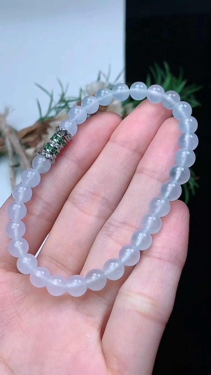 天然A货翡翠白冰圆珠手串，尺寸5.7-30颗，重量:11.38g4月26日
工厂直销收藏佳品,种好水足，色泽均匀，有种有色，上手高大气！
