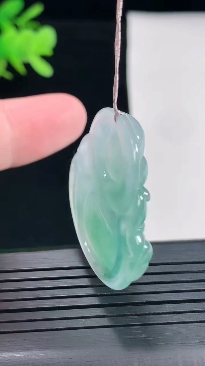 天然A货翡翠种飘花佛公吊坠，尺寸33-35-5.8重量:10.09g
4月26日