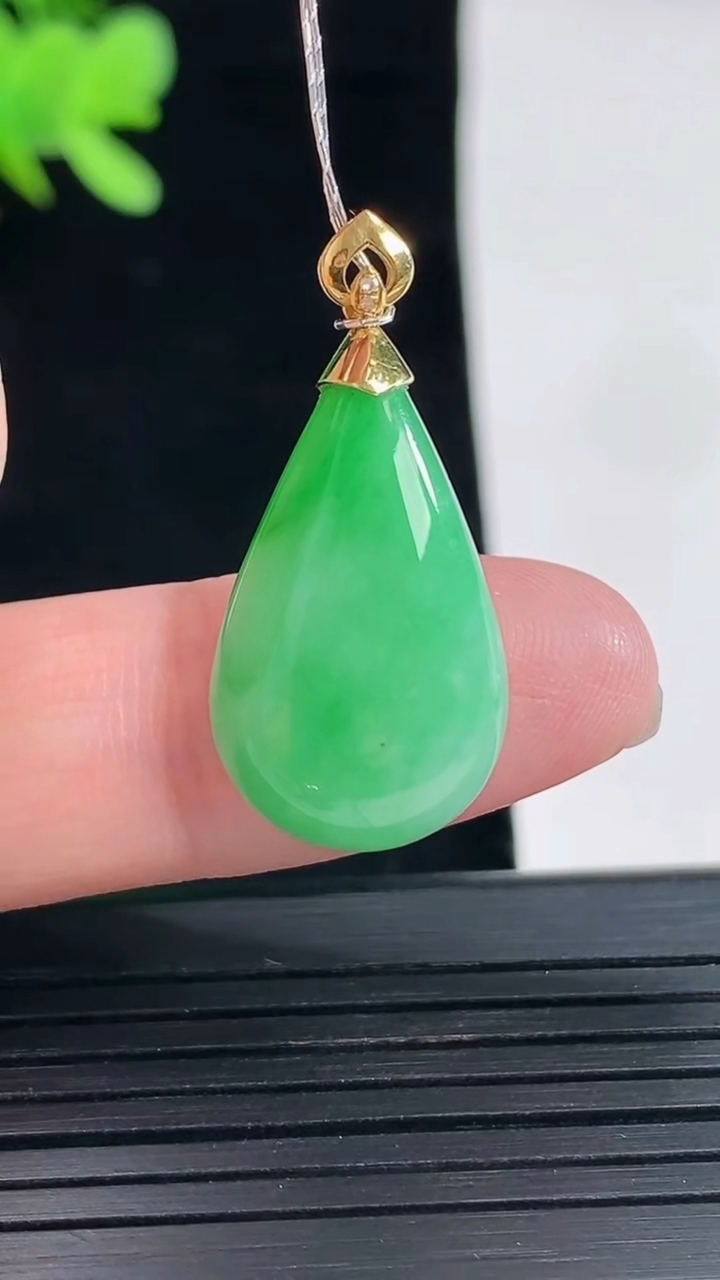 天然A货翡翠水滴吊坠，尺寸22.5-14-5.5重量:3.62g
4月26日