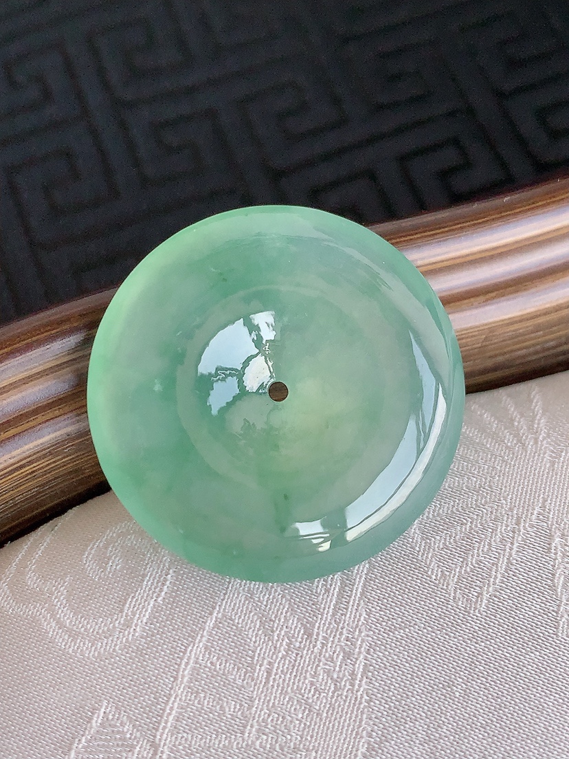 天然A货翡翠晴水平安扣吊坠 
尺寸27.6-5.6mm 重量9.13g 0425