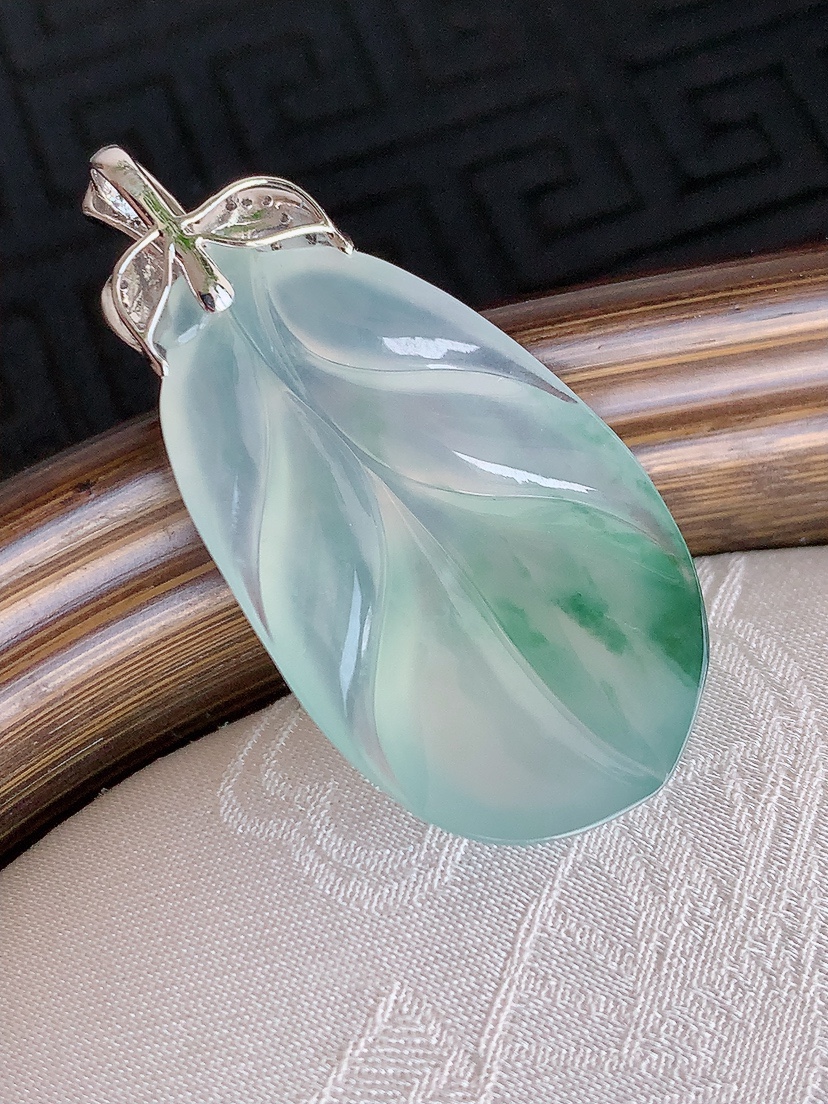 天然A货翡翠18K金伴钻镶嵌飘花叶子金枝玉叶吊坠 
尺寸38.8-29.8-18.8-4.6mm 重