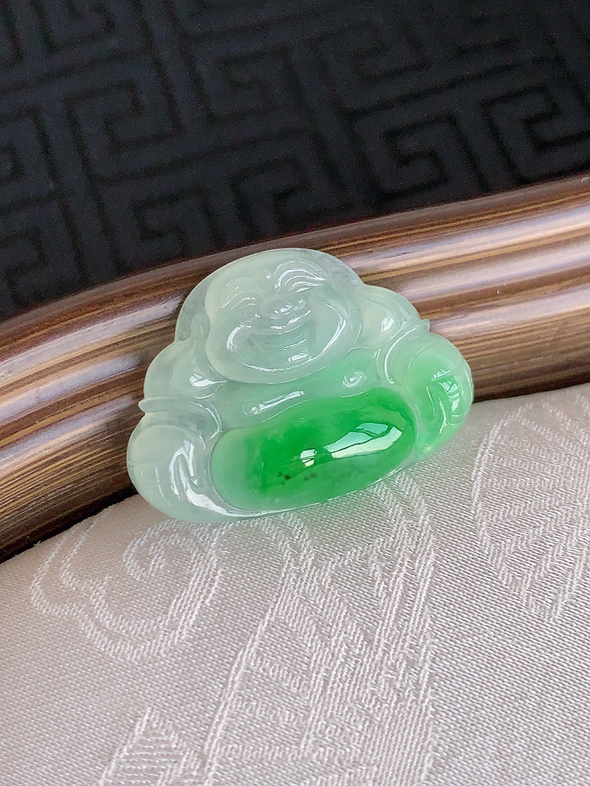 天然A货翡翠飘绿佛公镶嵌件 
尺寸18-25-5mm 重量3.93g 0425