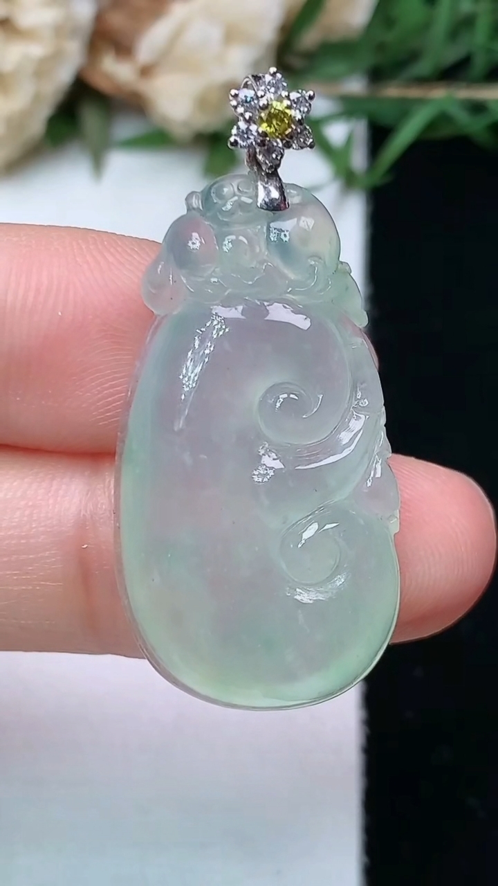 天然A货翡翠如意吊坠，尺寸30-16-5.6，重量:5.47g
4月26日