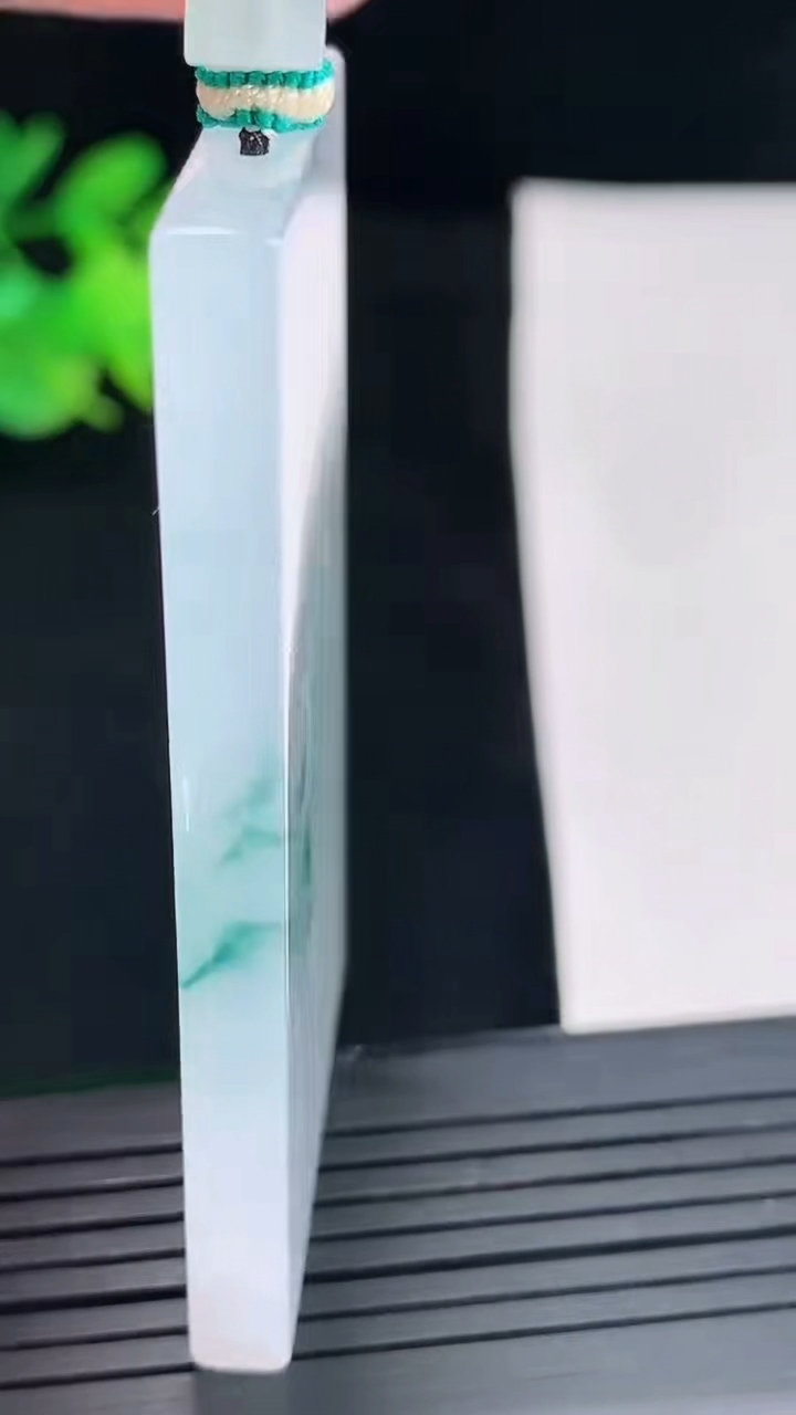 天然A货翡翠种飘花无事牌吊坠，尺寸57.5-34.5-4.6重量:35.51g
4月26日