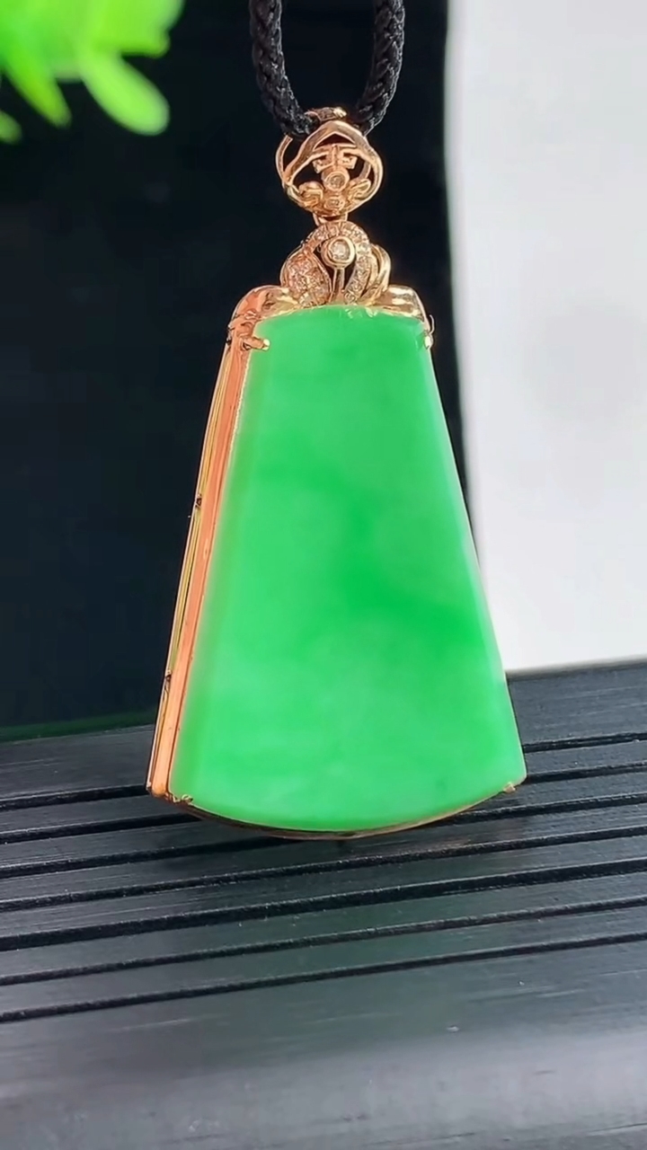 天然A货翡翠无事牌吊坠，尺寸40-21.6-5，裸石28-20重量:3.25g
4月26日