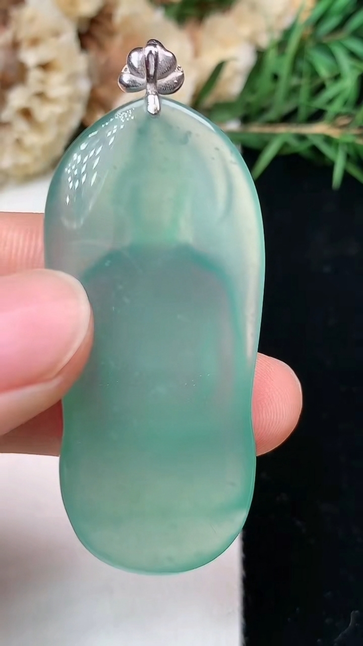 天然A货翡翠蓝水素衣观音吊坠，尺寸45-21.3-5.3，重量:10.70g
4月26日