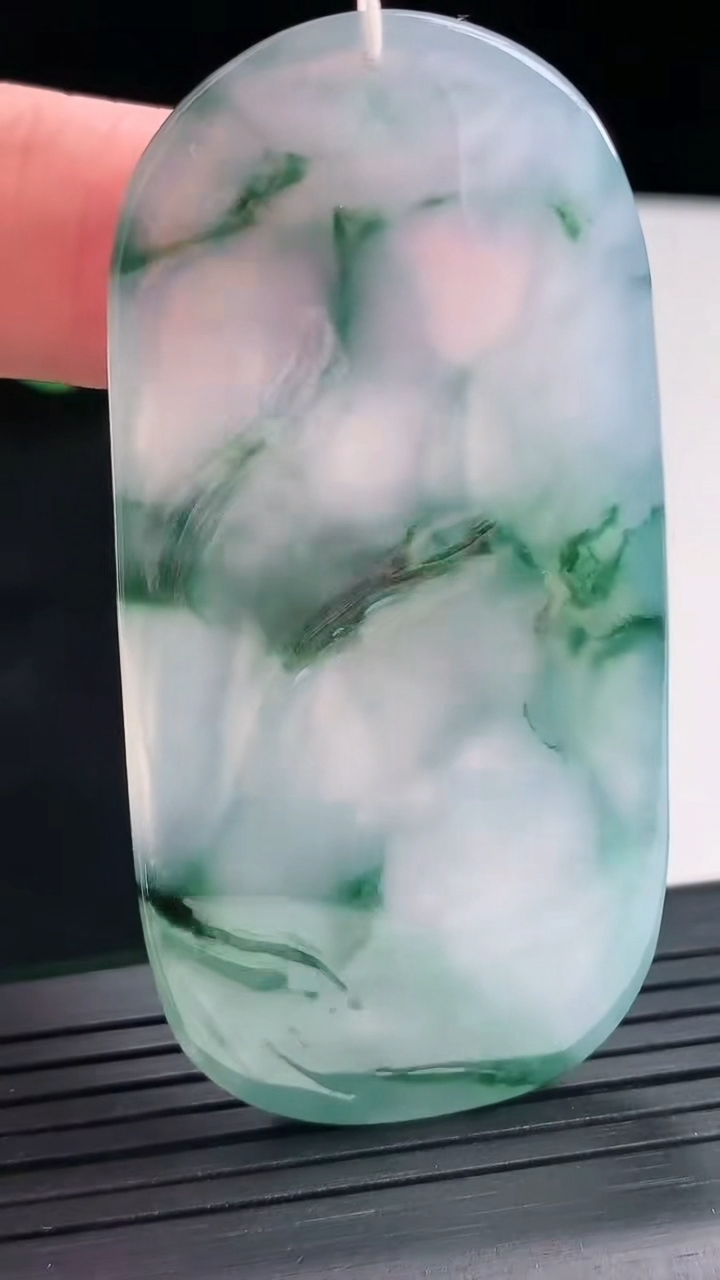 天然A货翡翠种飘花大势至菩萨吊坠，尺寸64-31-5重量:24.71g
4月26日