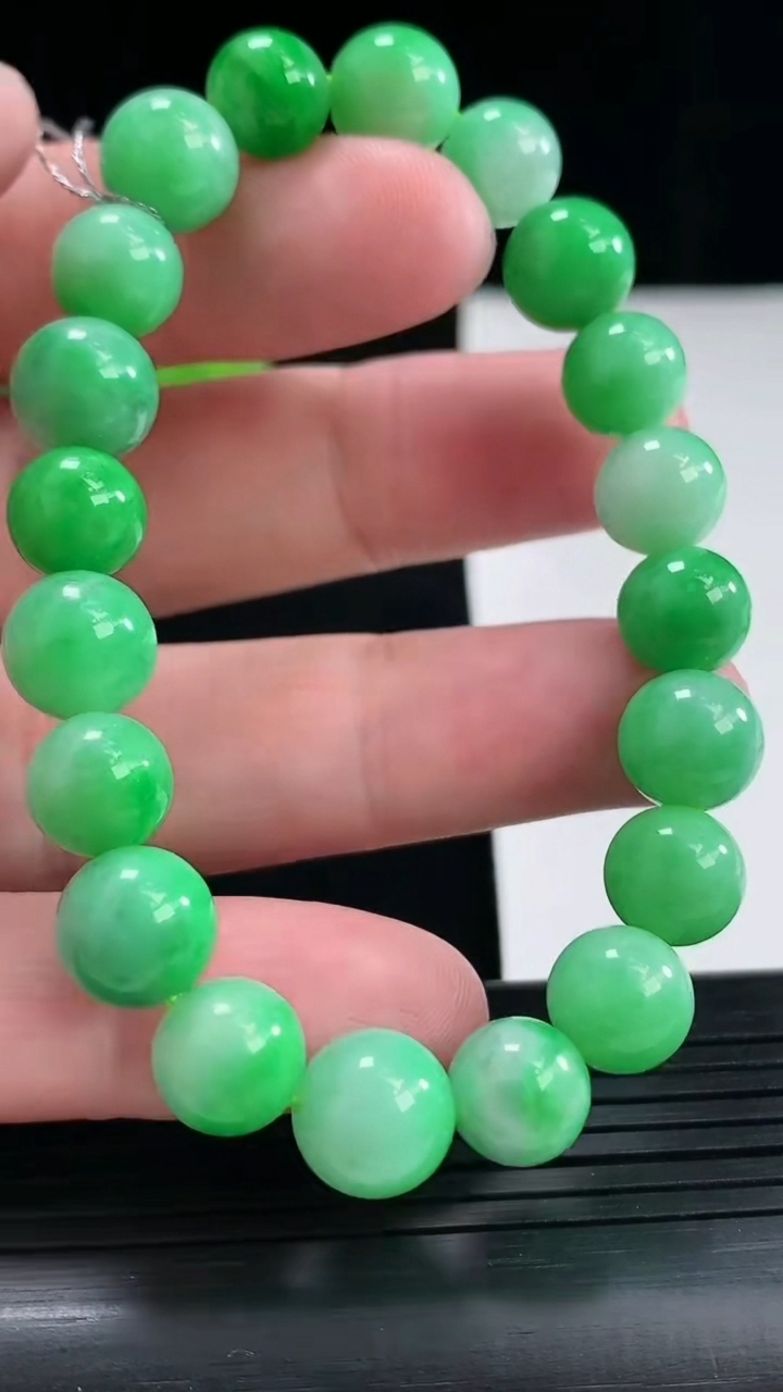 天然A货翡翠圆珠手串，尺寸9.5-20颗重量:27.74g4月26日
工厂直销收藏佳品,种好水足，色泽均匀，有种有色，上手高大气！