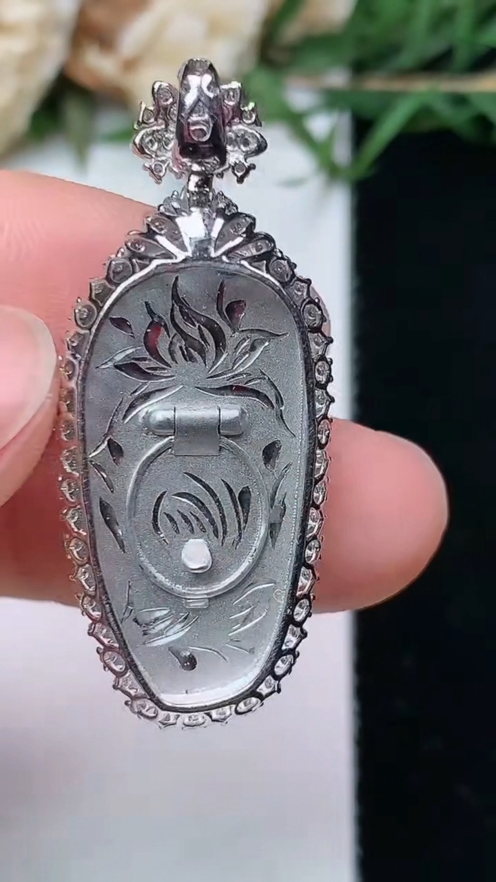 天然A货翡翠福瓜吊坠，尺寸36-15-8，裸石24.8-12.6，重量:5.45g
4月26日