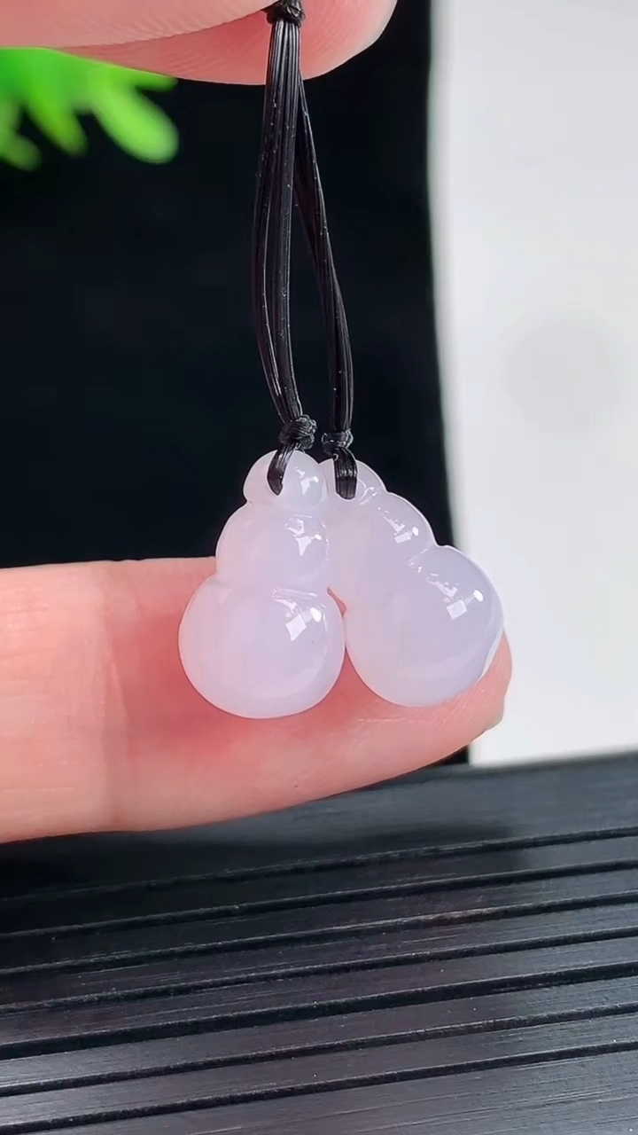 天然A货翡翠紫罗兰葫芦吊坠一对，尺寸14-8-8.5重量:2.86g
4月26日