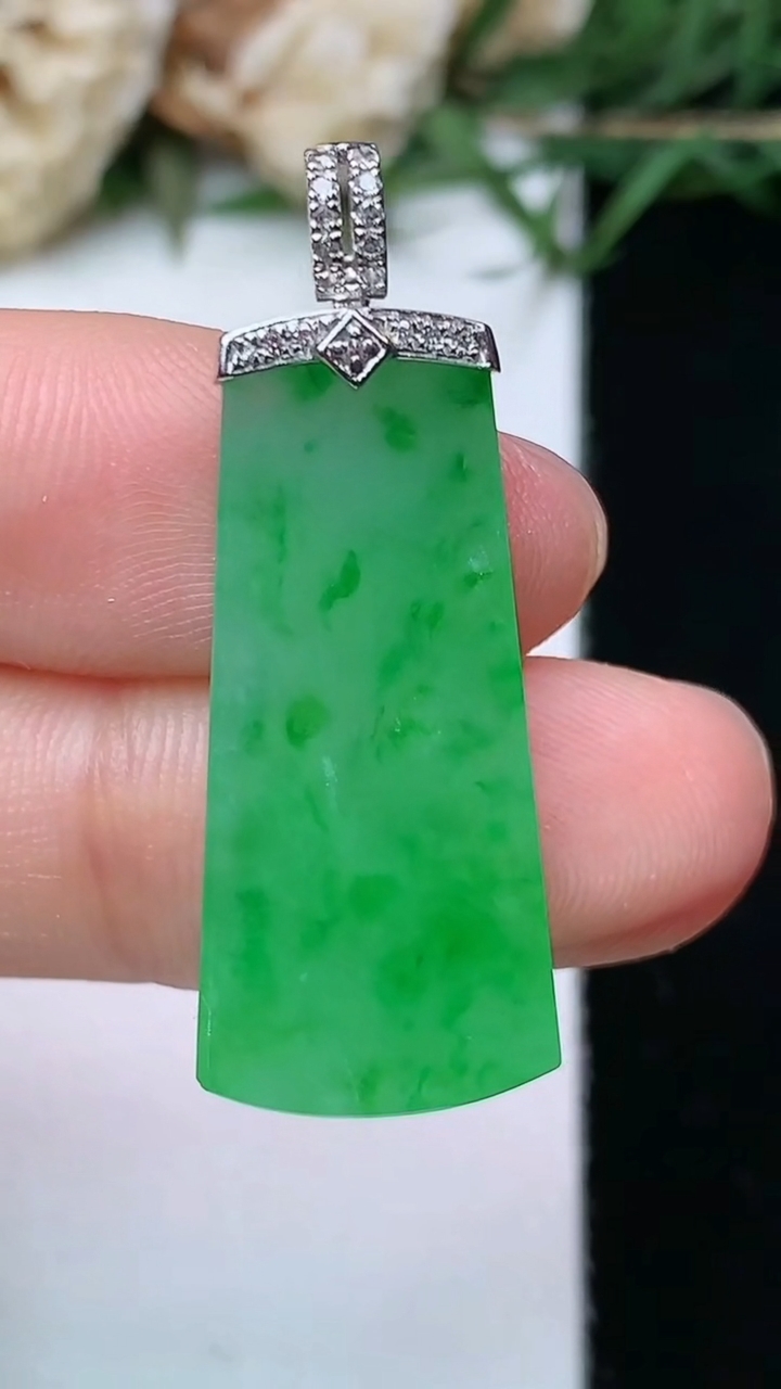 天然A货翡翠无事牌吊坠，尺寸26.4-12.8-3，重量:3.62g
4月26日