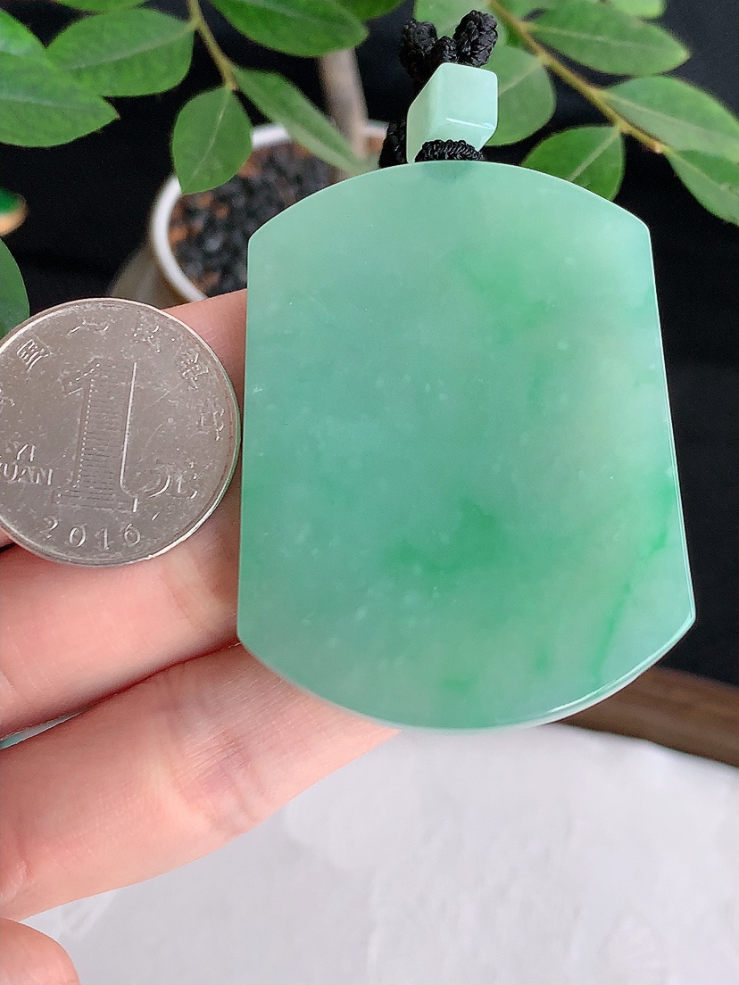 天然A货翡翠满绿无事牌吊坠 
尺寸53-39.2-6mm 重量40.70g 0425