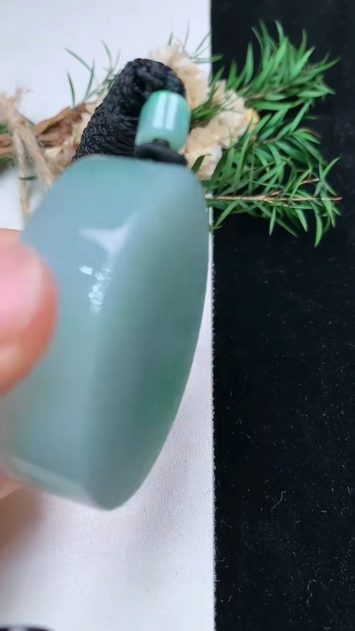 天然A货翡翠佛头吊坠，尺寸48.2-44.3-13，重量:75.64g
4月26日