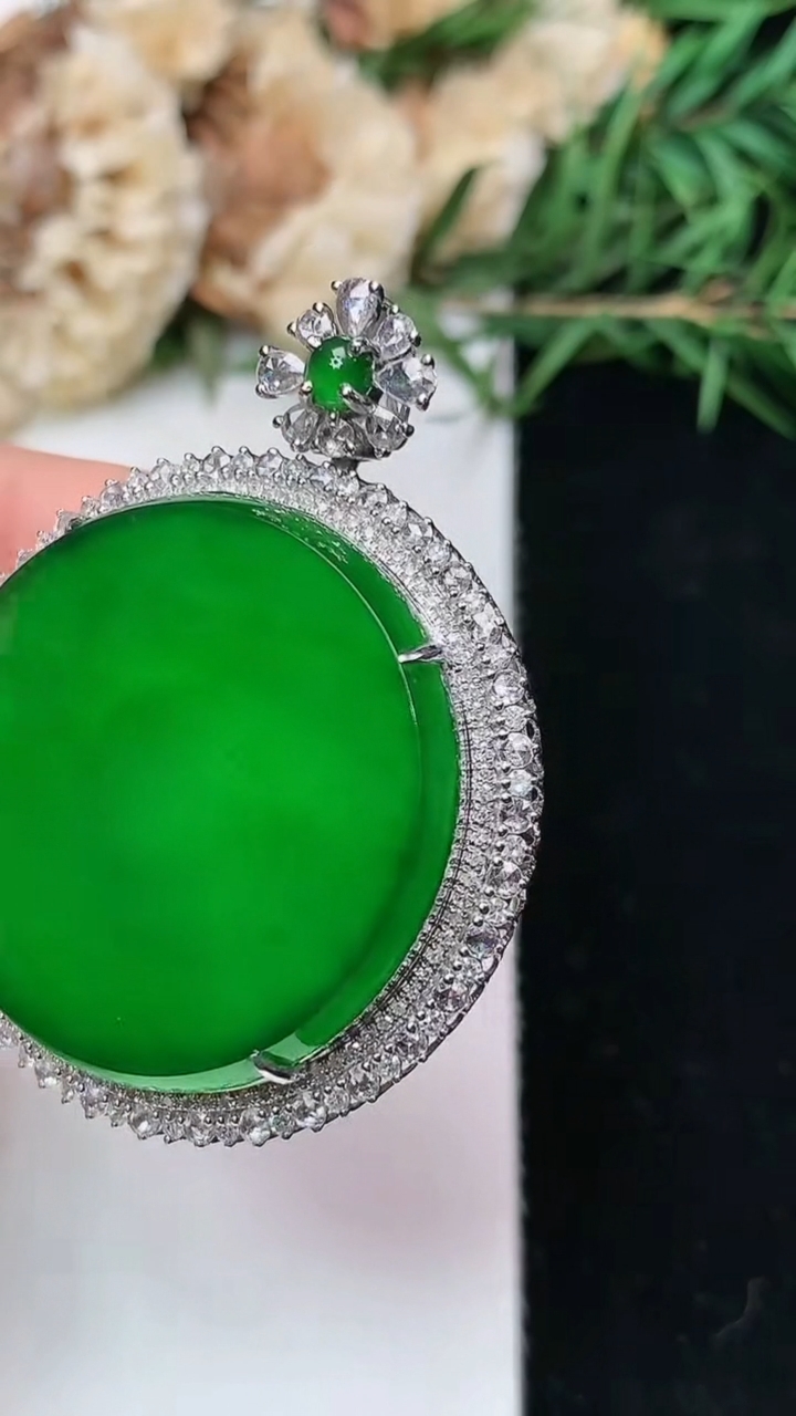 天然A货翡翠无事牌吊坠，尺寸42.5-33.7-11.6，裸石28，重量:12.52g
4月26日