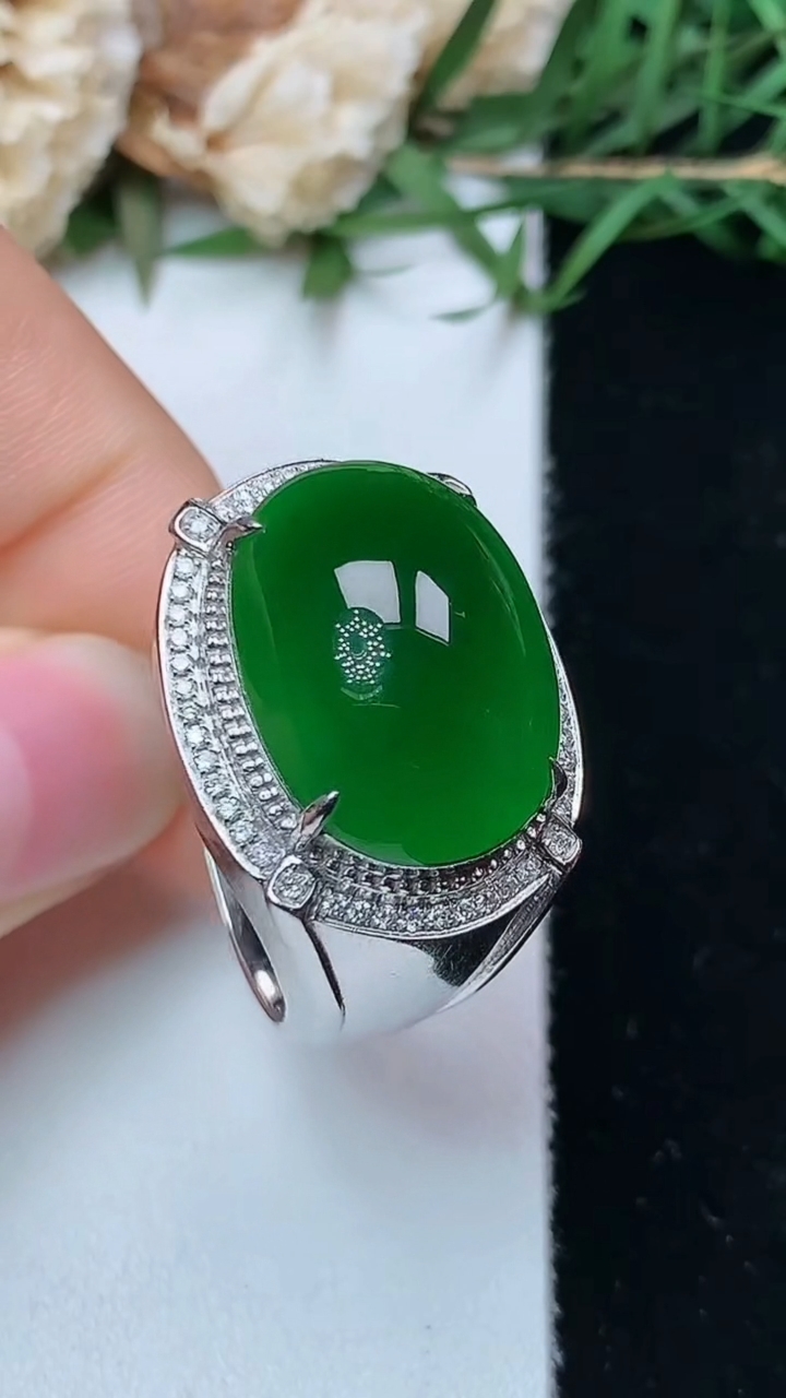 天然A货翡翠蛋面戒指，尺寸19.4-18.2-13.2，重量:9.00g2026年4月26日
工厂直销收藏佳品,种好水足，色泽均匀，有种有色，上手高大气！