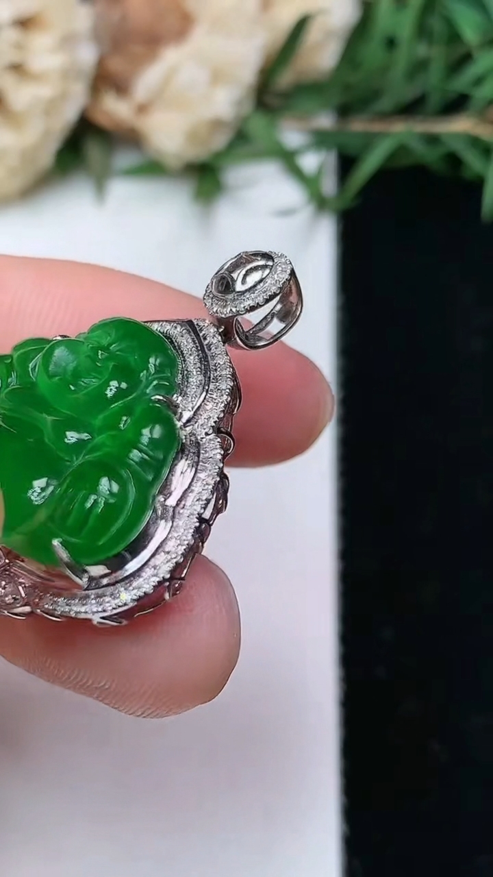 天然A货翡翠佛公吊坠，尺寸29.8-27.9-8.5，裸石16.2-25.4，重量:5.54g
4月26日