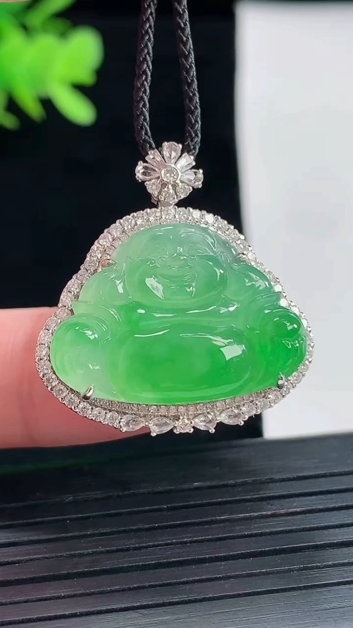 天然A货翡翠佛公吊坠，尺寸28.6-27.5-10.8，裸石17-24重量:7.45g
4月26日