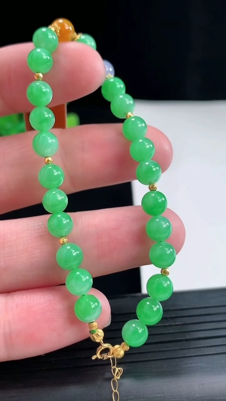 天然A货翡翠圆珠手链，尺寸6-19颗重量:9.45g4月26日
工厂直销收藏佳品,种好水足，色泽均匀，有种有色，上手高大气！