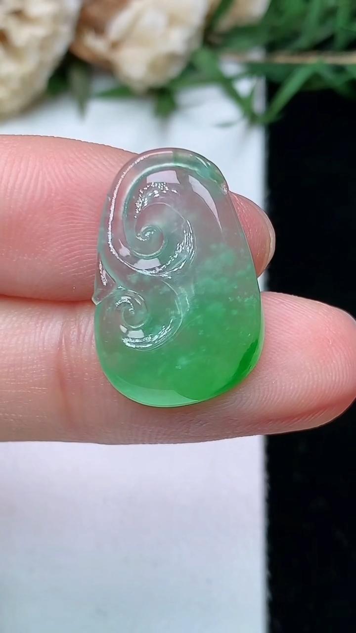 天然A货翡翠如意镶嵌件，尺寸20.4-13.5-4.3，重量:2.06g
4月26日