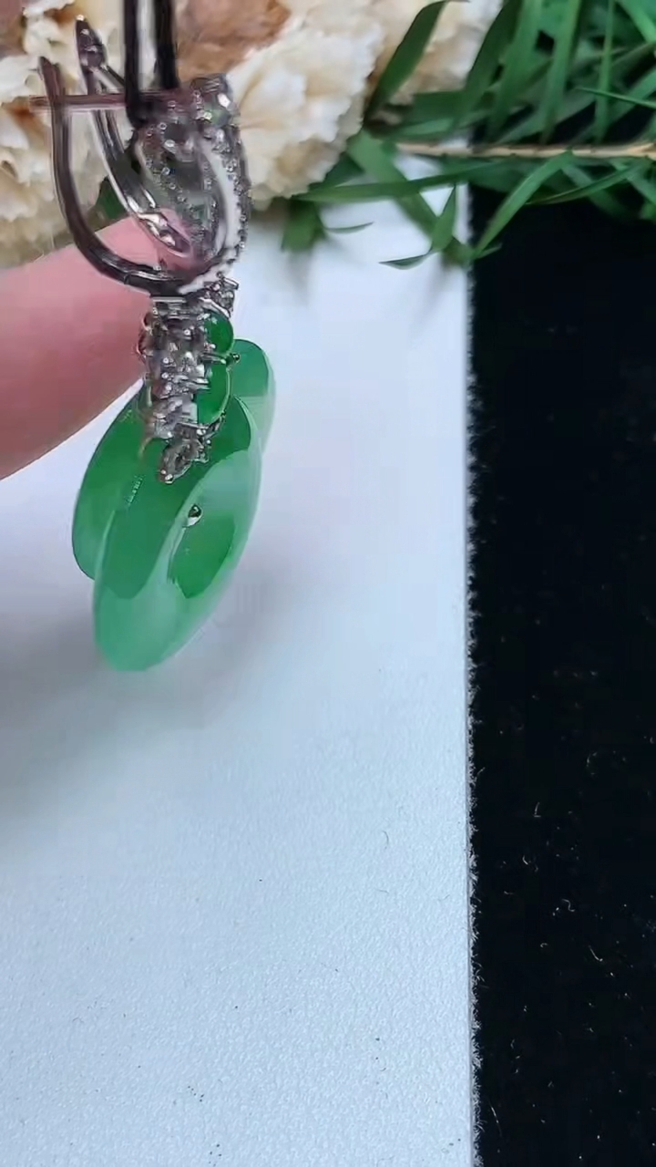 天然A货翡翠平安环耳坠，尺寸18.9-3.6，重量:7.43g
4月26日