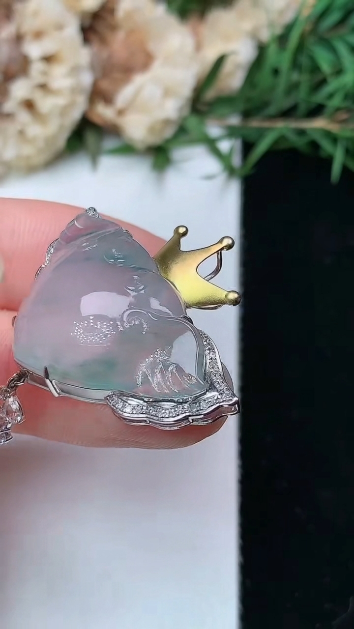 天然A货翡翠飘花如意头吊坠，尺寸17.5-28.8-8，重量:5.02g
4月26日