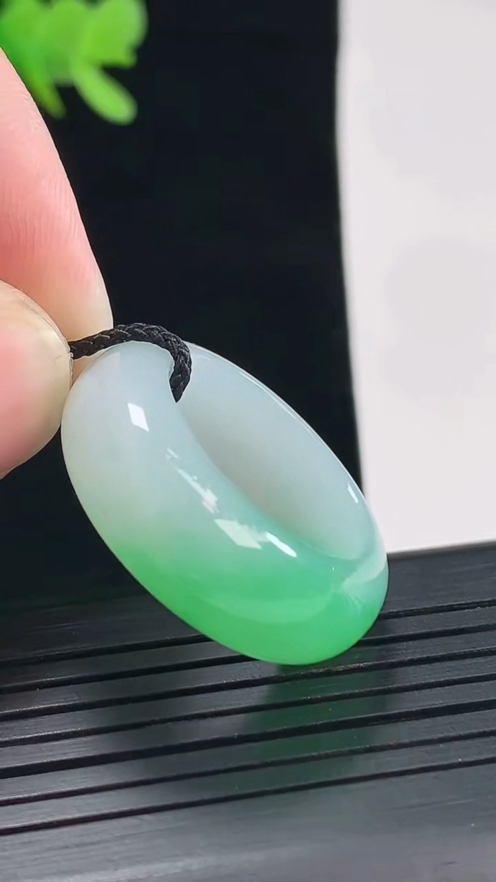 天然A货翡翠玉指环 戒指，尺寸17.8-9.5-5.5重量:10.08g2026年4月26日
工厂直销收藏佳品,种好水足，色泽均匀，有种有色，上手高大气！