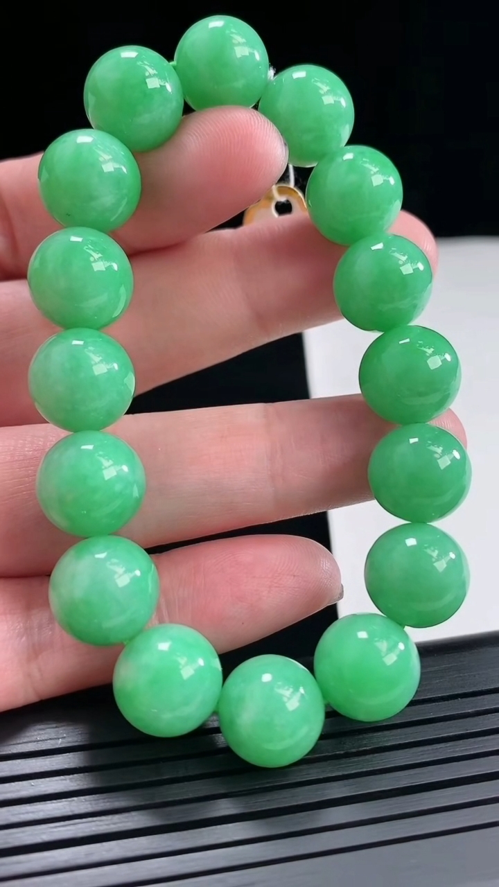 天然A货翡翠圆珠手串，尺寸12-16颗重量:52.59g4月26日
工厂直销收藏佳品,种好水足，色泽均匀，有种有色，上手高大气！