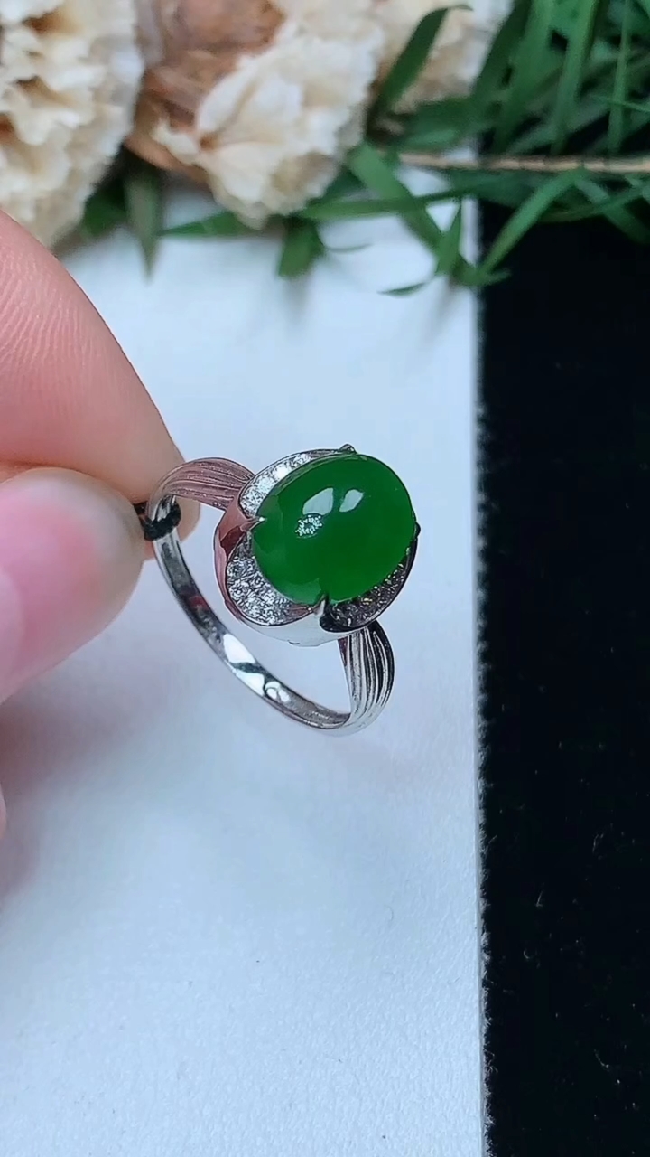 天然A货翡翠蛋面戒指，尺寸17-9.6-7.4，重量:2.35g2026年4月26日
工厂直销收藏佳