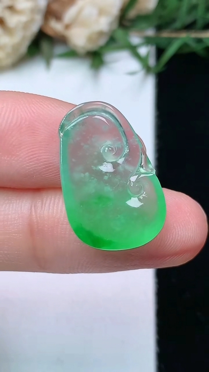 天然A货翡翠如意镶嵌件，尺寸20.4-13.5-4.3，重量:2.06g
4月26日