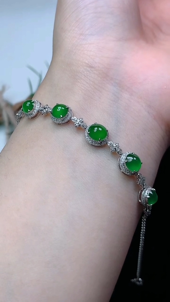 天然A货翡翠蛋面手链，尺寸5.8-5.6，重量:3.77g
4月26日