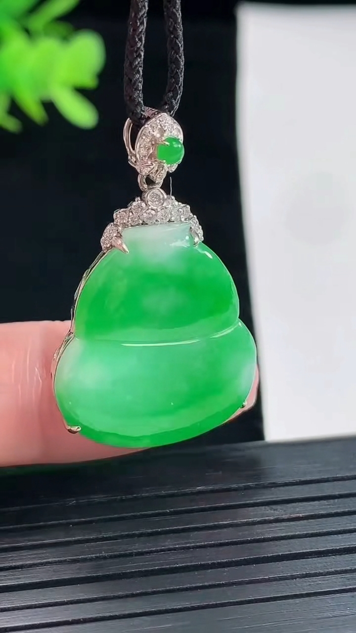 天然A货翡翠葫芦吊坠，尺寸31-21-5，裸石22.5-21重量:5.32g
4月26日