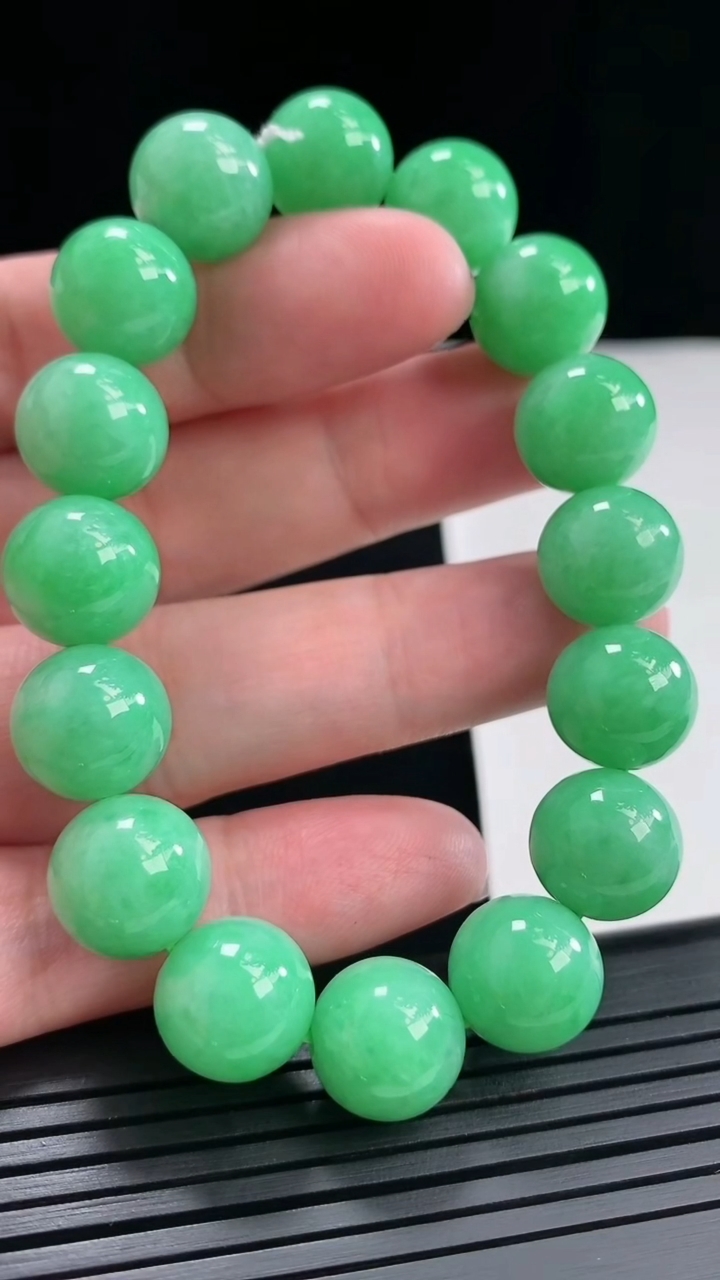 天然A货翡翠圆珠手串，尺寸12-16颗重量:52.59g4月26日
工厂直销收藏佳品,种好水足，色泽