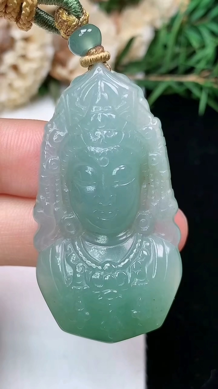 天然A货翡翠观音头吊坠，尺寸43.6-24-6.6，重量:15.13g
4月26日