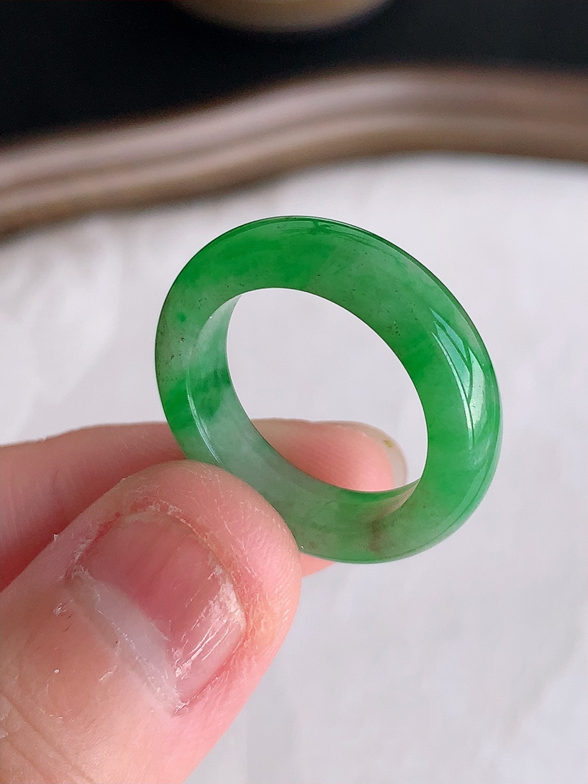 天然A货翡翠飘绿素面戒指 
尺寸17.3-5.3-3.6mm 重量3.88g 0425