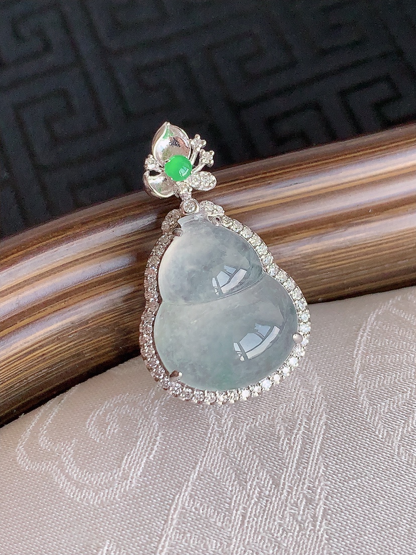 天然A货翡翠18K金伴钻镶嵌飘绿葫芦吊坠 
尺寸25.6-15.5-7.7裸石15.5-12.3mm