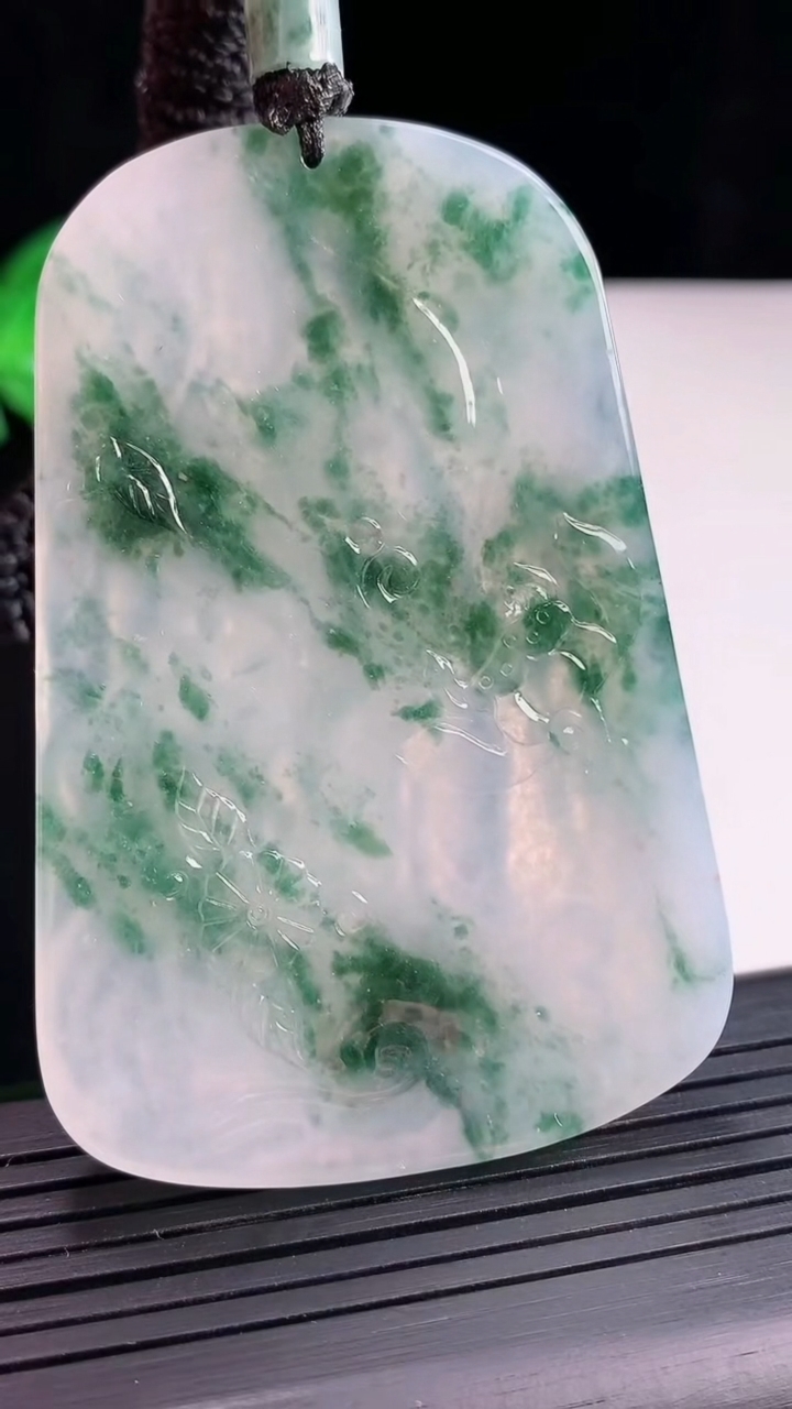 天然A货翡翠种飘花普贤菩萨吊坠，尺寸66.6-45.6-5.2重量:44.31g
4月26日