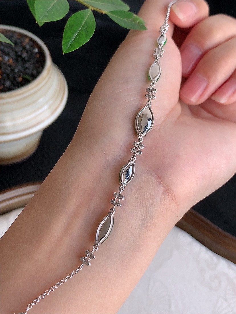 天然A货翡翠18K金伴钻镶嵌满绿随形手链 
尺寸13.2-6.5-2.6mm 重量4.64g 0425