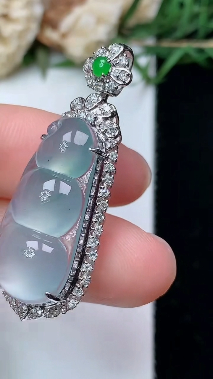 天然A货翡翠飘花福豆吊坠，尺寸38.9-15.4-10.8，裸石24.4-12，重量:5.26g
4月26日