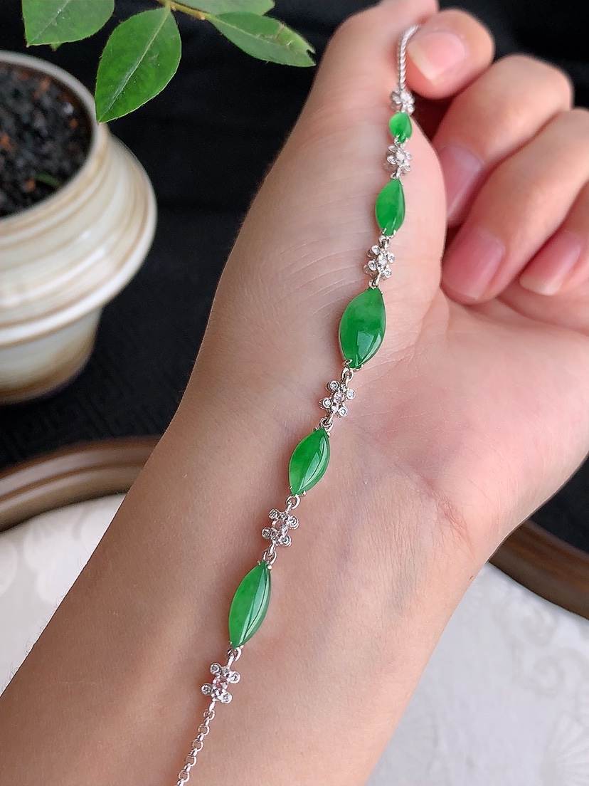 天然A货翡翠18K金伴钻镶嵌满绿随形手链 
尺寸13.2-6.5-2.6mm 重量4.64g 042