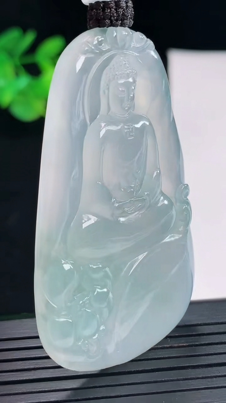 天然A货翡翠大日如来佛吊坠，尺寸59-35.5-5.6重量:28.90g
4月26日