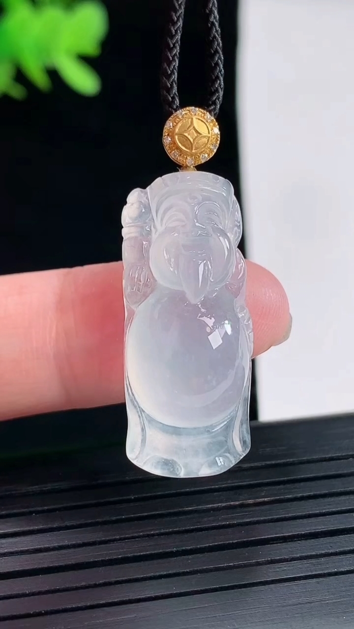 天然A货翡翠种白冰财神爷吊坠，尺寸30-12.5-9.2重量:6.48g
4月26日