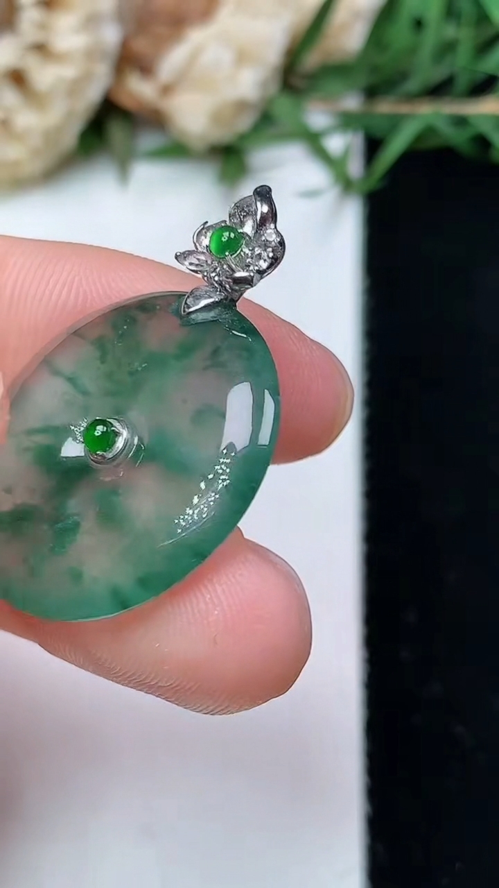 天然A货翡翠飘花平安扣吊坠，尺寸22.3-3.7，重量:4.13g
4月26日