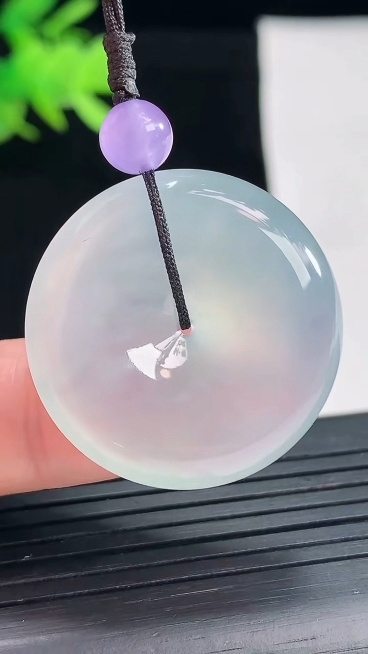 天然A货翡翠种白冰平安扣吊坠，尺寸28-6.3重量:10.95g
4月26日