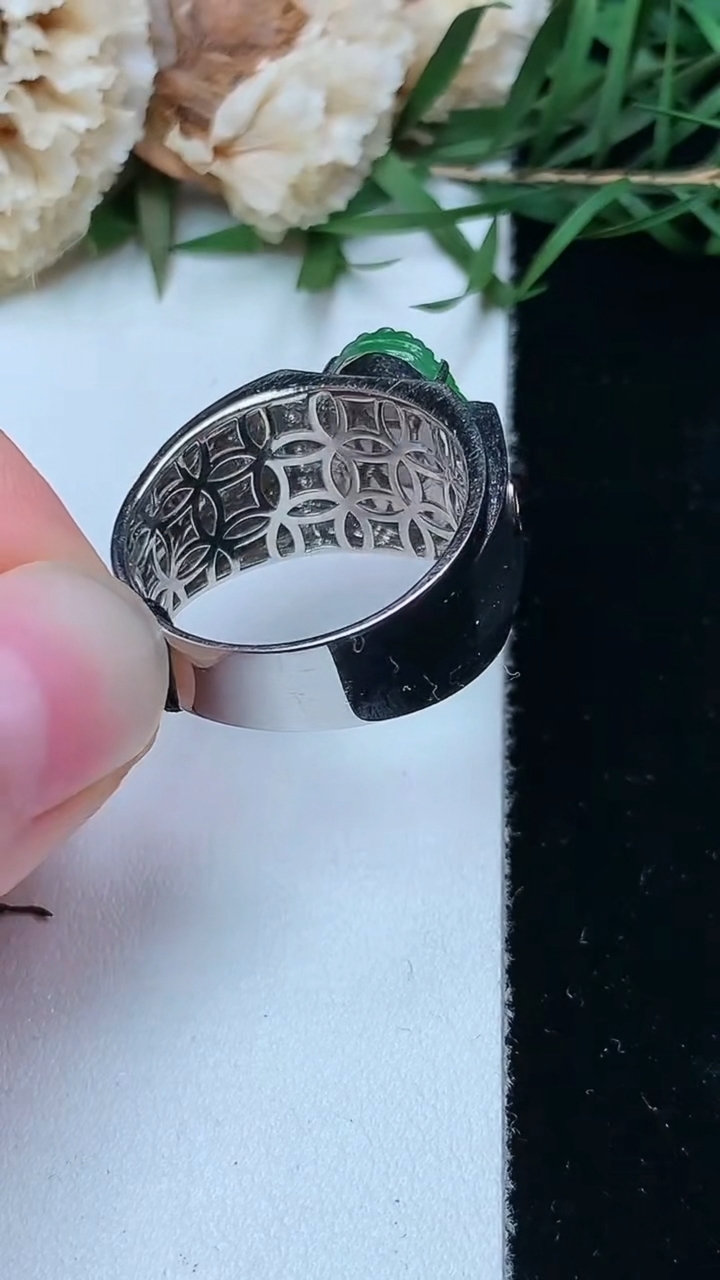 天然A货翡翠貔貅戒指，尺寸19.3-12.9-9.3，重量:6.36g2026年4月26日
工厂直销收藏佳品,种好水足，色泽均匀，有种有色，上手高大气！