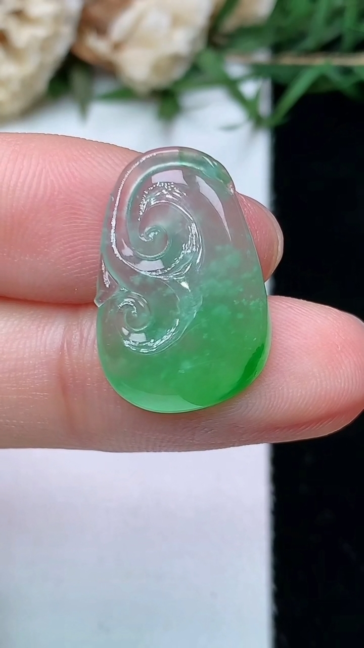 天然A货翡翠如意镶嵌件，尺寸20.4-13.5-4.3，重量:2.06g
4月26日