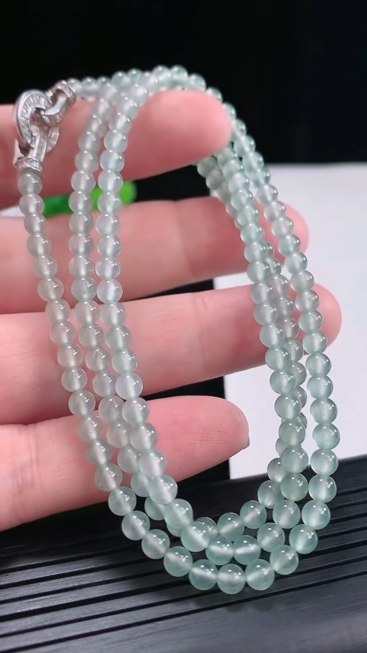 天然A货翡翠种飘花圆珠项链，尺寸4.2-152颗重量:21.30g
4月26日