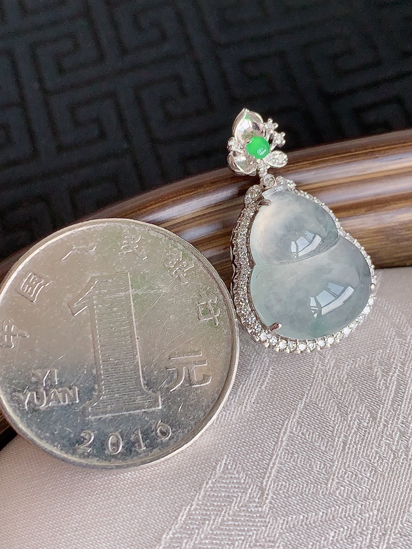 天然A货翡翠18K金伴钻镶嵌飘绿葫芦吊坠 
尺寸25.6-15.5-7.7裸石15.5-12.3mm 重量2.96g 0425